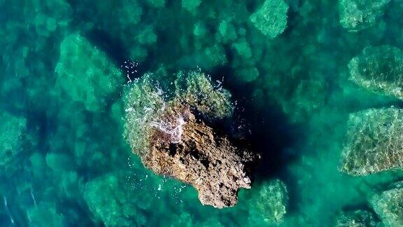 飞过黑山碧绿的海浪拍打着岩石