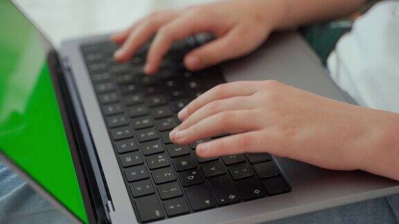 接近智能白种人中学青少年使用笔记本电脑绿屏色度键孩子在键盘上打字侧视图