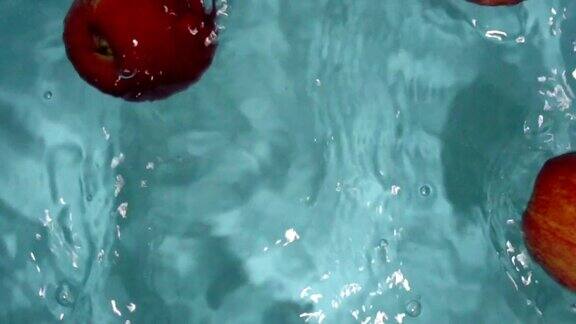 红苹果落入水中的慢动作