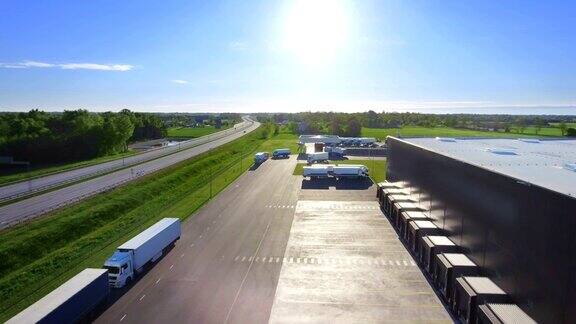 拖车停在仓库等待装货的鸟瞰图大型工业建筑超市仓储设施