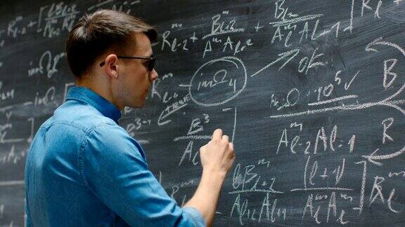 年轻才子在黑板上写出了又大又复杂的数学公式