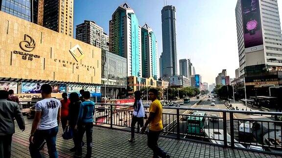 中国深圳2014年11月20日:行人在深圳市中心的立交桥上行走