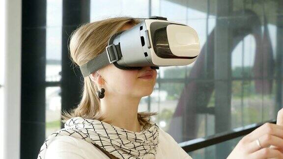 好奇惊奇的女人尝试增强现实眼镜对VR头盔模拟感到兴奋通过手势触摸3d世界探索虚拟生活有乐趣的眼镜