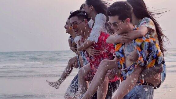 暑假的热带海滩上快乐的男友们背着他们的女朋友一起欢笑假期iStock
