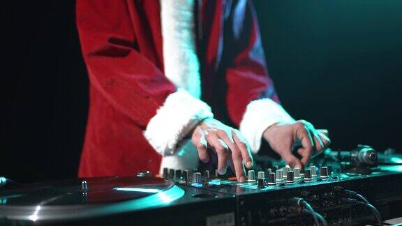 穿着红色圣诞服装的俱乐部音乐节目主持人在夜总会的派对上播放音乐