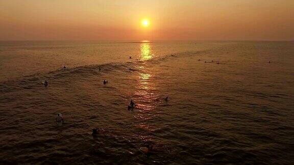 日落冲浪海洋空中的慢动作