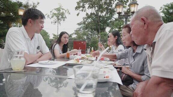 东南亚人与家人在暑假期间共进晚餐