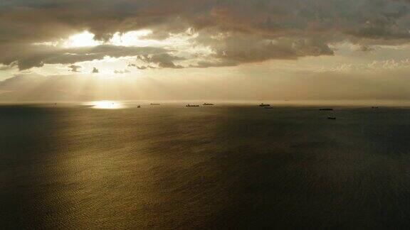 马尼拉湾海面上的日落