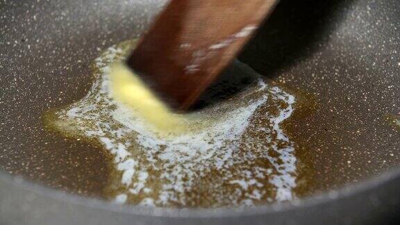 在热锅上融化黄油