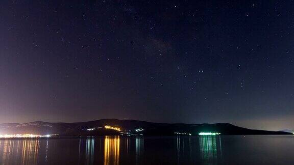 美丽的海面时间在夜晚的星星和城市灯光下流逝土耳其Didim