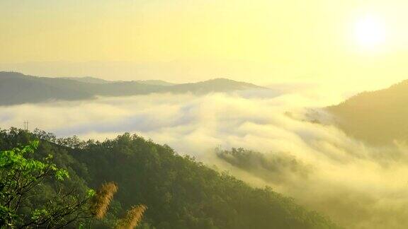 日出时山间移动的薄雾