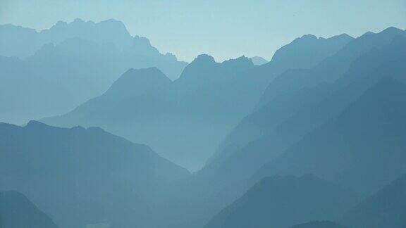 阿尔卑斯山全景与薄雾山脉山脉阿尔卑斯山巴伐利亚