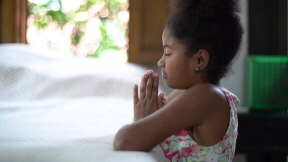 非洲儿童在家祈祷