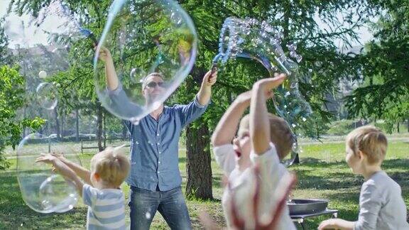 一群小朋友在公园里玩肥皂泡