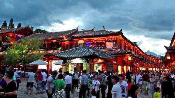 丽江古城晚上与中国游客拥挤