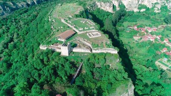 鸟瞰图一个河流峡谷和古代要塞的废墟坐落在高处的古城中世纪古代