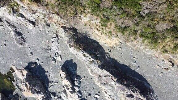 日本本州岛最南端的无人机镜头:大海和岩石