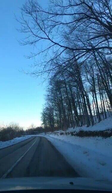 驾车穿过雪原森林