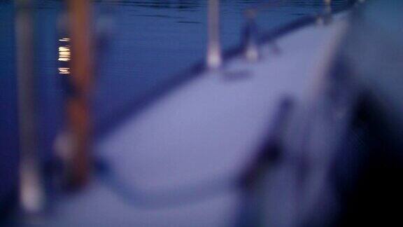 湖上田园诗般的日落帆船的观点