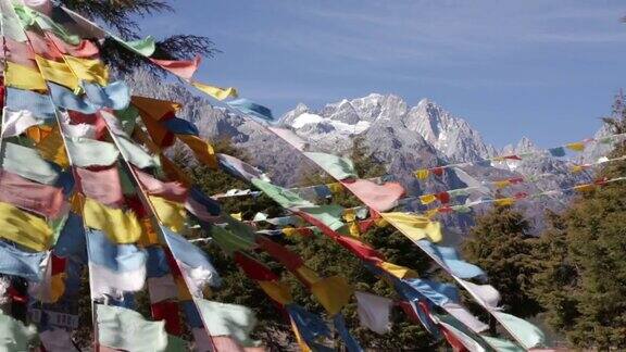 藏传佛教彩色经幡旗与雪山