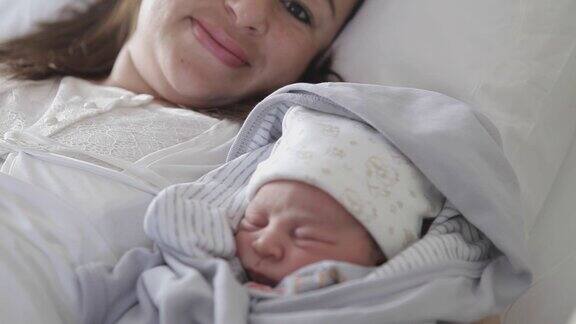 新出生的婴儿和他的母亲