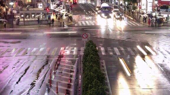 夜景延时Arial视图涉谷在东京在雨天