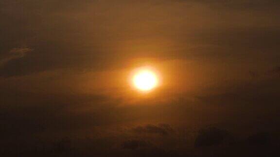 橙色的太阳在天空中