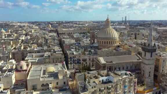 马耳他首都瓦莱塔的鸟瞰图天主教堂和圆顶白天蓝天白云马耳他国家