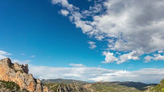 西班牙加泰罗尼亚山脉上空美丽天空的延时拍摄