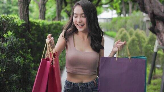 新常态购物亚洲女性购物在服装商店与面膜