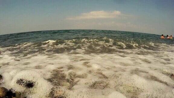 海上的卵石和浪花