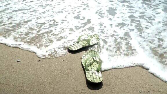 海滩泡沫的海洋海浪冲刷着沙子海浪冲击着沙滩海浪声