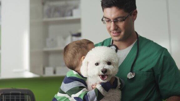 小男孩和他的狗在兽医诊所
