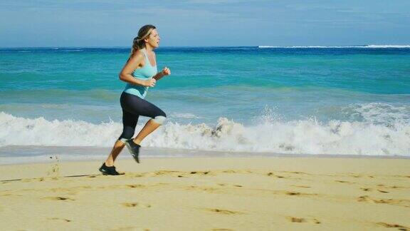 在海滩上跑步的女人