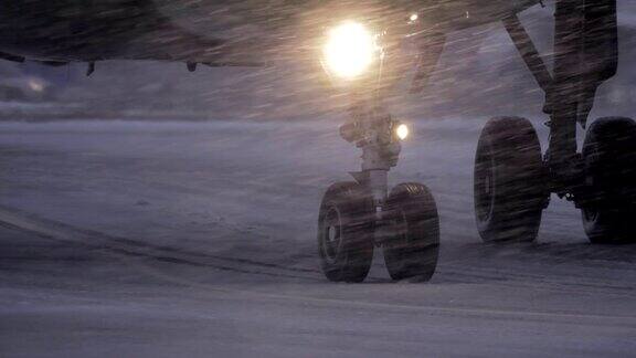 飞机轮子在大雪中失控