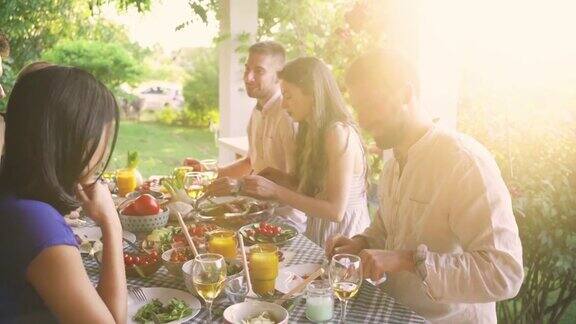 在一个新鲜的夏日一群白人朋友在游园会上享受美食