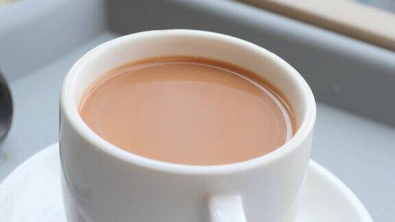 桌子上一杯奶茶的特写