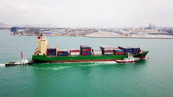集装箱船在海上的货物运输