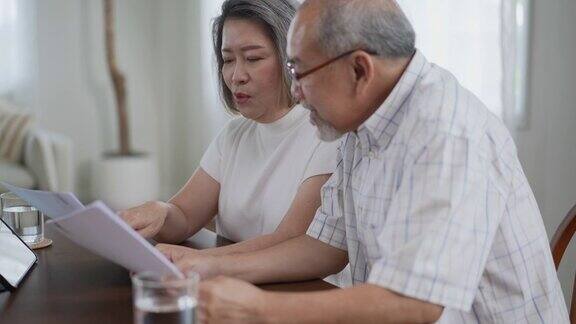 一对老年夫妇在讨论退休后的生活保险