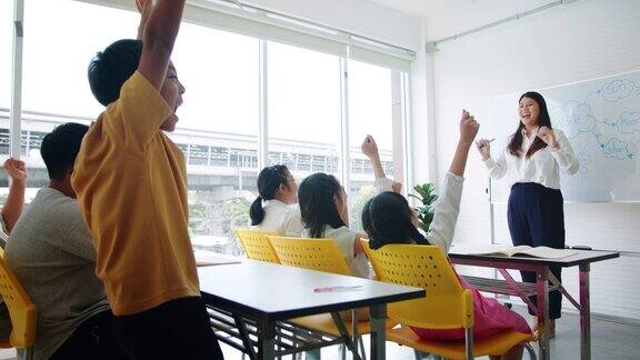 小学生结束了一天的学习学年的结束