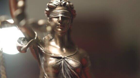 正义女神:在律师事务所的罗马正义女神