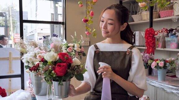 拥有花店的亚洲女人花店内准备出售有专业的日本女人花店花店在城市中小的经营理念