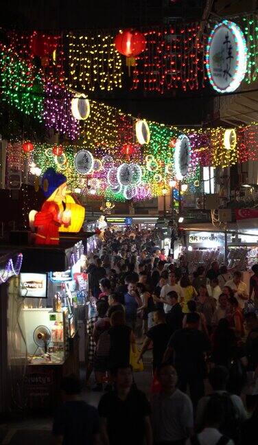 新加坡唐人街农历新年期间垂直拥挤的小巷