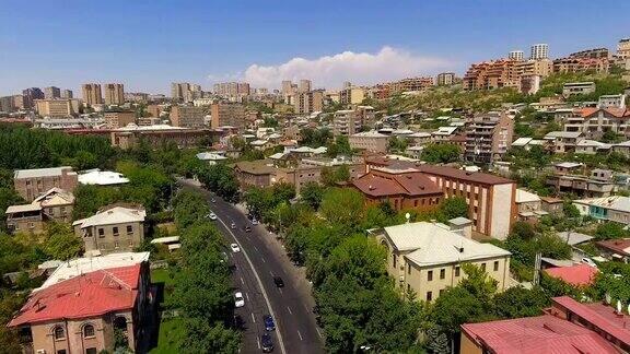 晴朗的一天在埃里温镇鸟瞰老建筑和街道城市景观
