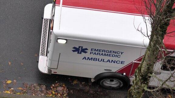 救护车上红色和白色应急灯闪烁的顶部镜头