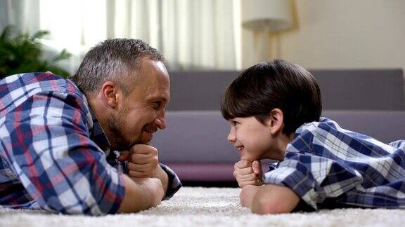 快乐的父亲看着儿子周末花时间在一起父爱