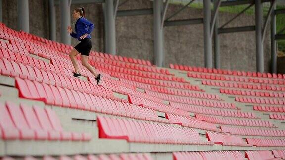 女人慢跑上楼替身稳定穿着赤脚运动鞋在楼梯上训练的女运动员