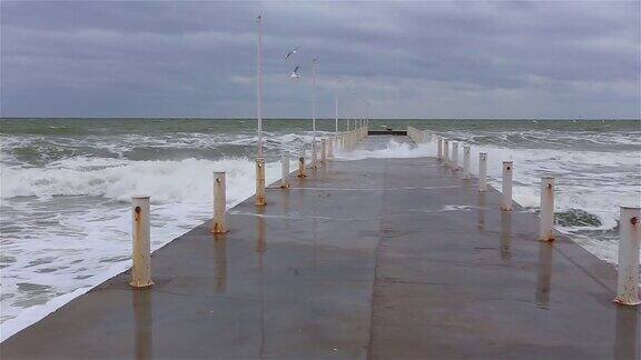 暴风雨的日子里海浪拍打着防波堤