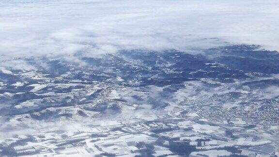 都灵山鸟瞰图都灵皮埃蒙特意大利冬季景观有雾和云