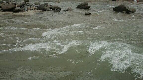 背景河水缓慢流动